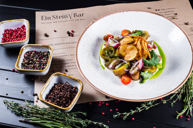 Бар «EinStein Bar», Санкт-Петербург: Dresdener salat — салат с колбасками, печеным картофелем, яйцом и свежими овощами в горчичном дрессинге