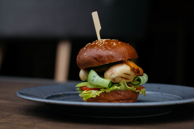 Кафе «Burger&Crab», Санкт-Петербург: Вегетарианский бургер с жаренными шампиньонами и печеной паприкой